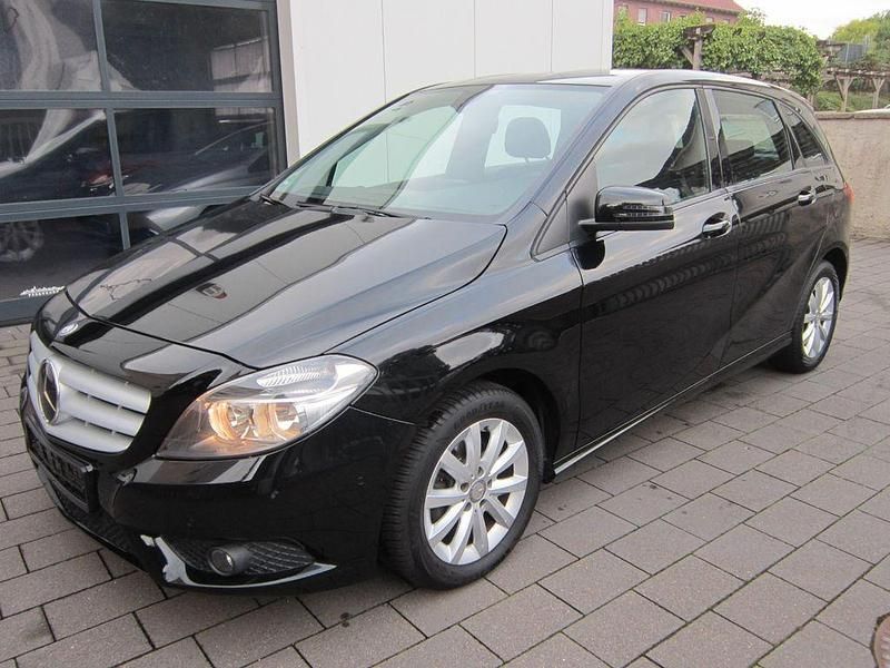 Kosmosschwarz Gebraucht 2014 Mercedes B180 Van / Kleinbus | 11.850 € (Superpreis) - Bild 1/4