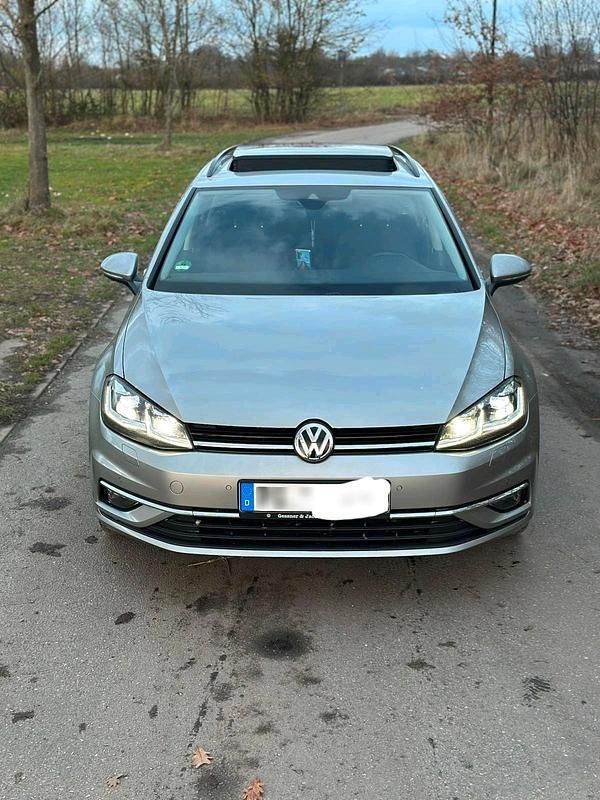 Beige Gebraucht 2017 VW Golf VII Kombi | 15.000 € (Etwas zu teuer) - Bild 1/4