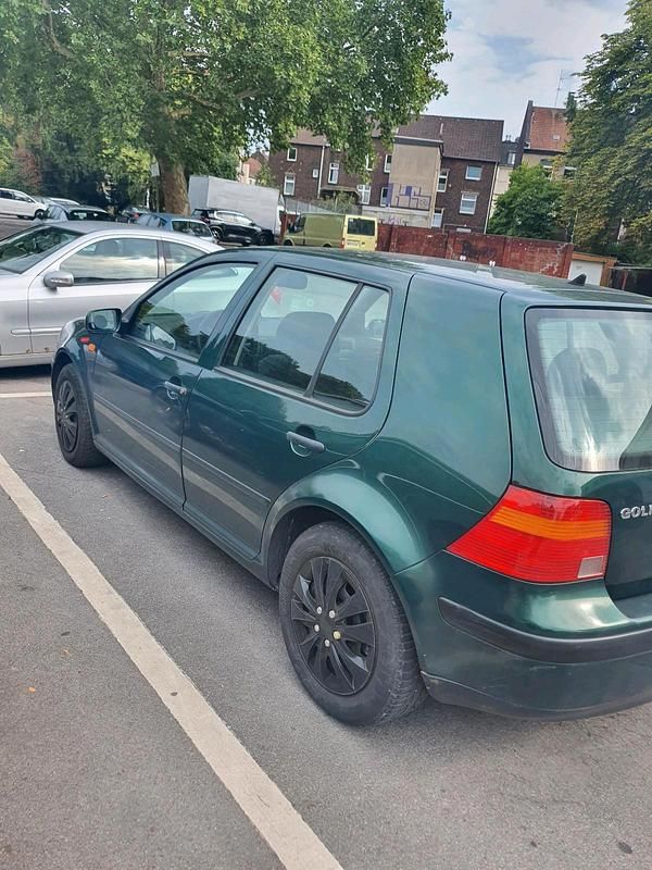 Grün Gebraucht 1998 VW Golf IV Kleinwagen | 899 € - Bild 1/4