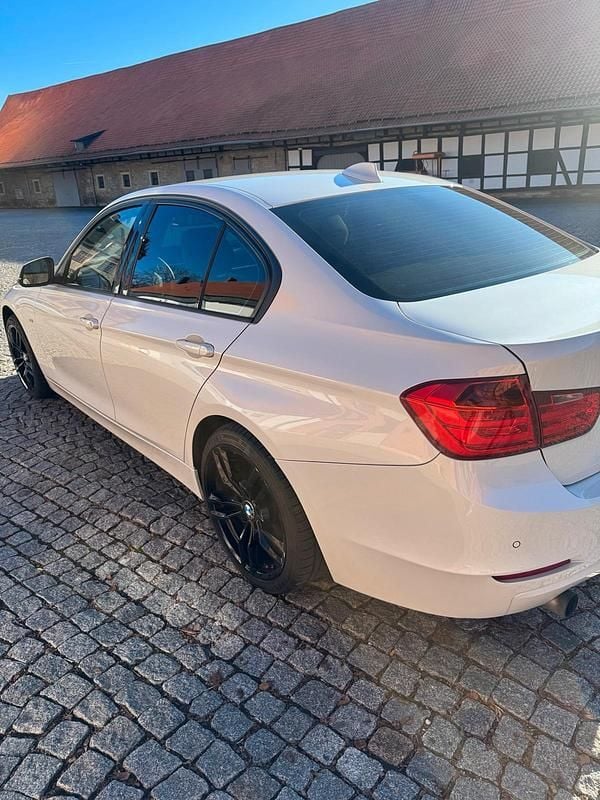 Gebraucht BMW 320 184 PS (135 kW) 2012 Weiß Limousine