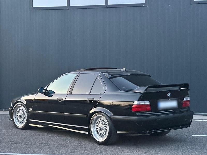 Second-hand BMW 320 150 CP (110 kW) 1992 Negru Berlinǎ