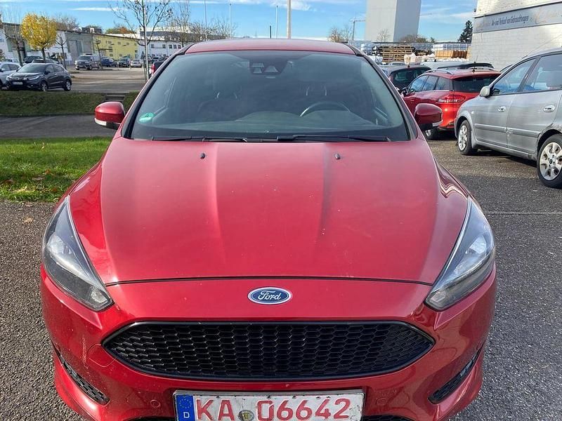 Rot Gebraucht 2018 Ford Focus ST-Line Limousine | 8.390 € (Fairer Preis) - Bild 1/4