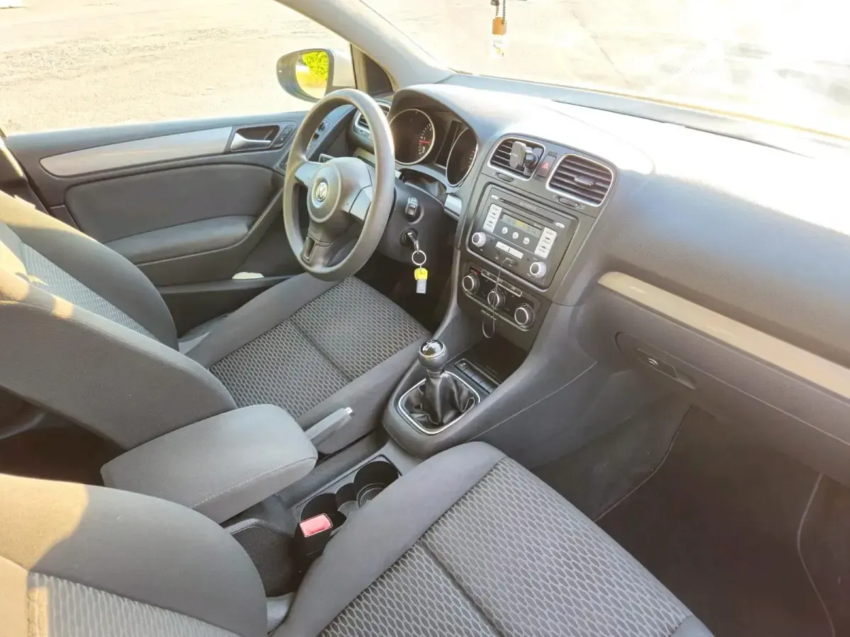 Gebraucht VW Golf VI 105 PS (77 kW) 2012 Weiß Kleinwagen