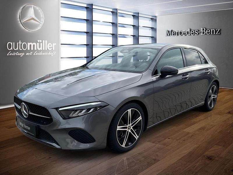 Grau Gebraucht 2024 Mercedes A180 Progressive Limousine | 26.960 € (Superpreis) - Bild 1/3