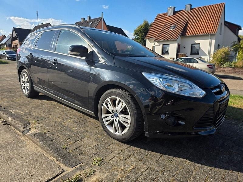 Schwarz Gebraucht 2014 Ford Focus Trend Kombi | 2.490 € (Superpreis) - Bild 1/4