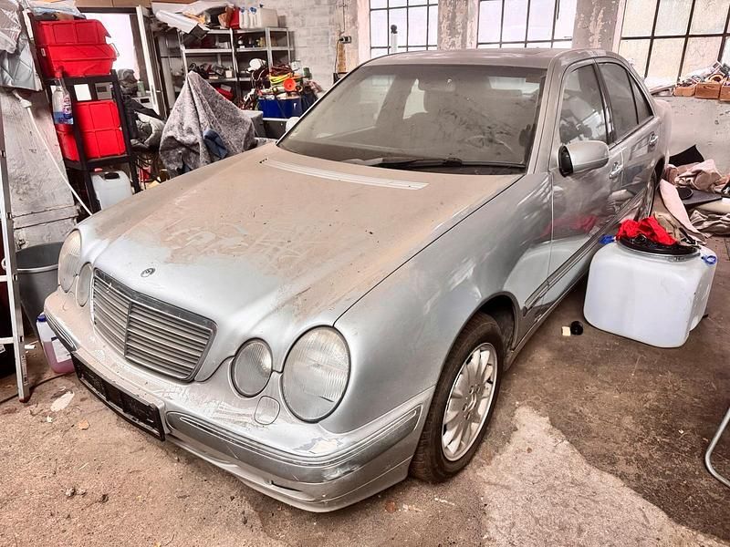 Silber Gebraucht 2000 Mercedes E280 Elegance Limousine | 3.990 € (Superpreis) - Bild 1/4