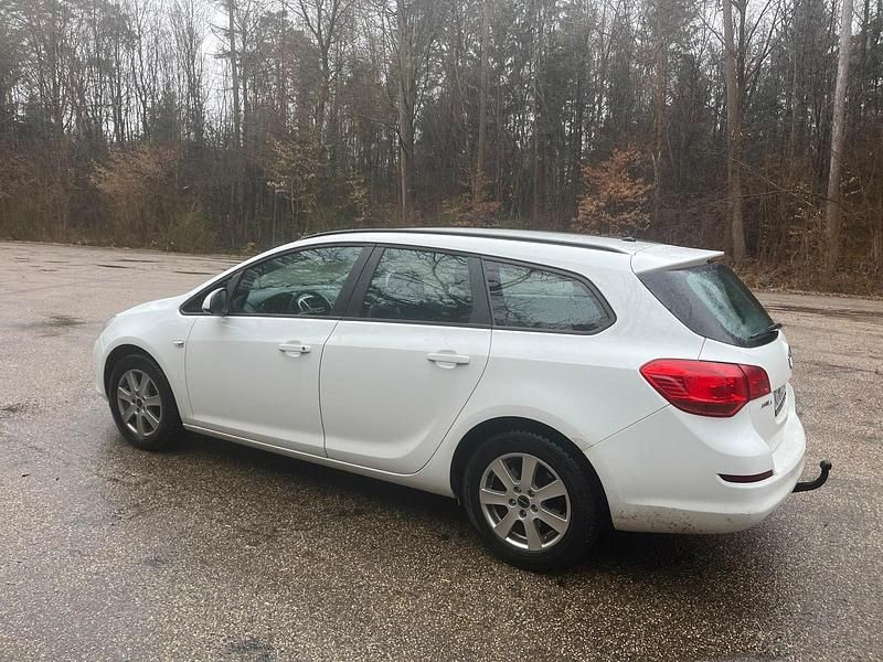 Gebraucht Opel Astra 125 PS (91 kW) 2011 Weiß Kombi
