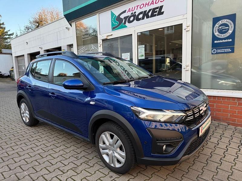 Blau Gebraucht 2023 Dacia Sandero Expression Limousine | 15.950 € - Bild 1/4