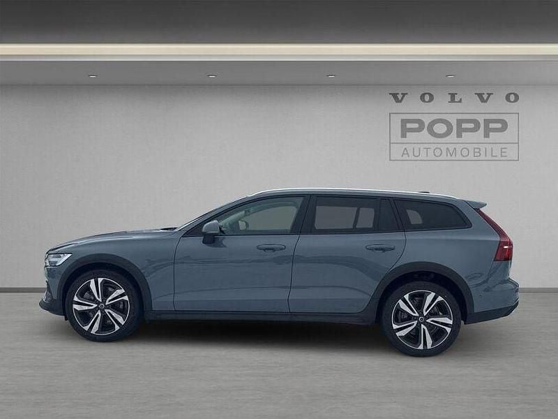 Gebraucht Volvo V60 CC Pro 250 PS (183 kW) 2022 Thunder grey / metallic Kombi