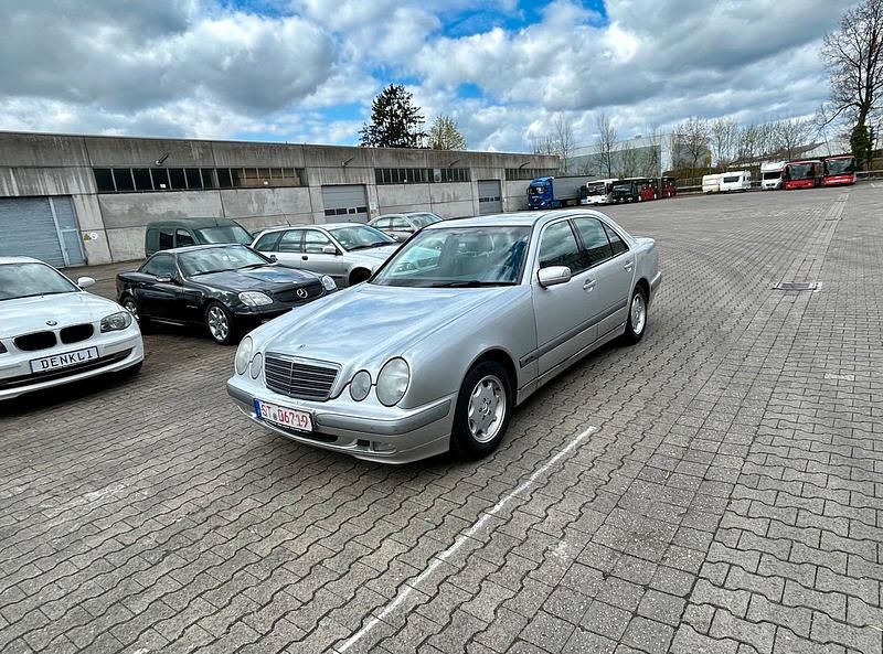 Gebraucht Mercedes E240 Classic 170 PS (125 kW) 2000 Silber Limousine