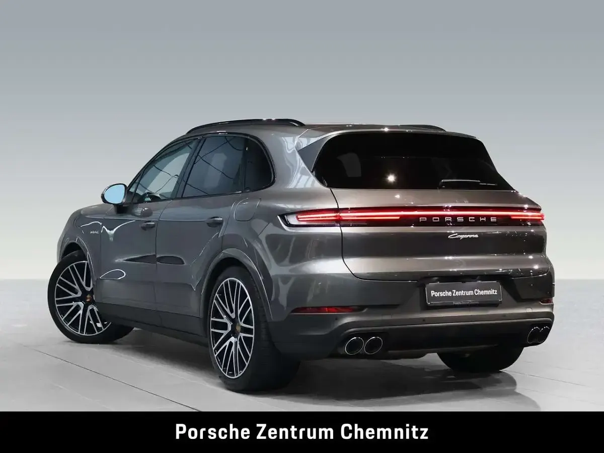 Używany Porsche Cayenne 470 KM (345 kW) 2024 Szary SUV
