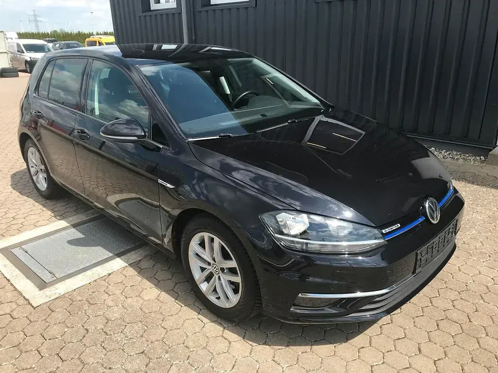 Gebraucht VW Golf VII Comfortline 131 PS (96 kW) 2019 Deep black Limousine