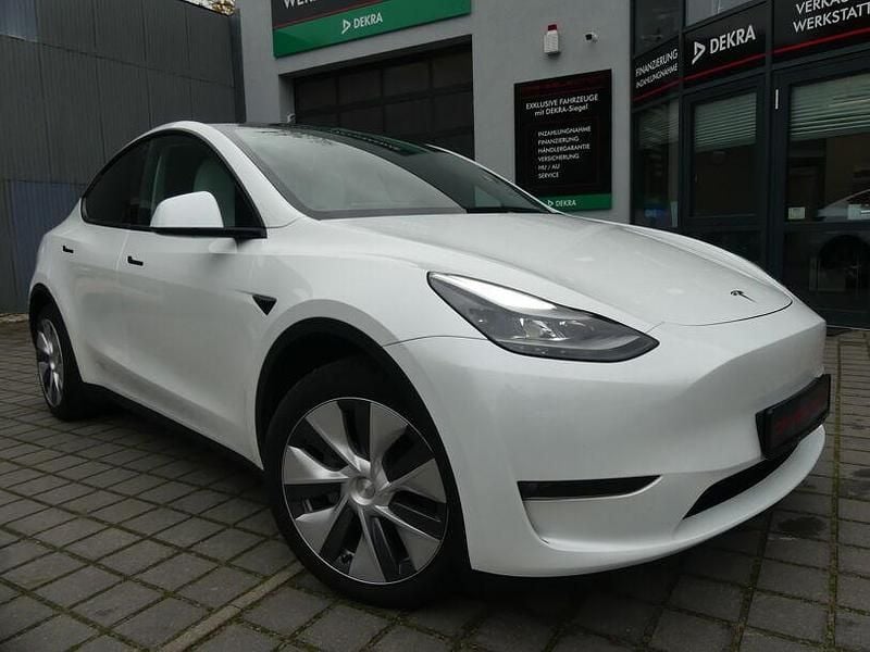 Weiß Gebraucht 2024 Tesla Model Y SUV | 40.800 € (Fairer Preis) - Bild 1/4