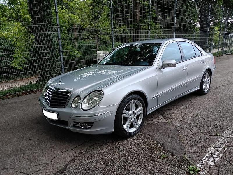 Silber Gebraucht 2006 Mercedes E200 Avantgarde Limousine | 7.650 € (Fairer Preis) - Bild 1/4