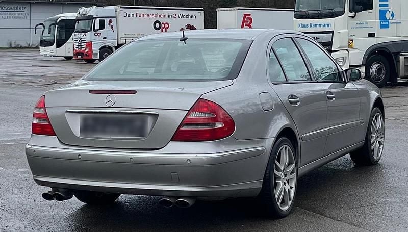 Usado Mercedes E320 224 HP (164 kW) 2003 Cinzento Sedan