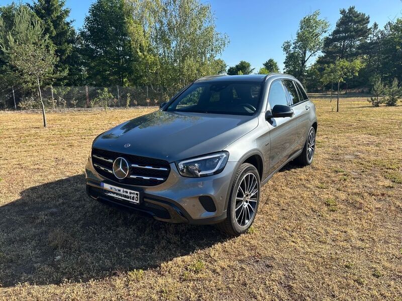 Grau Gebraucht 2020 Mercedes GLC300e AMG SUV | 37.999 € (Etwas zu teuer) - Bild 1/4