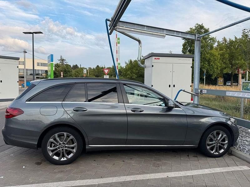 Grau Gebraucht 2019 Mercedes C200 Limousine | 18.200 € (Etwas zu teuer) - Bild 1/4