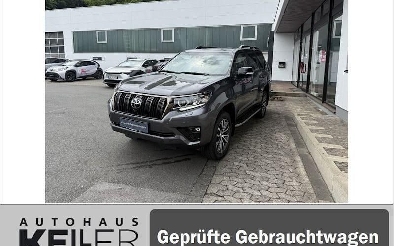 Grau Gebraucht 2022 Toyota Land Cruiser TEC-Edition SUV | 62.660 € (Etwas zu teuer) - Bild 1/4