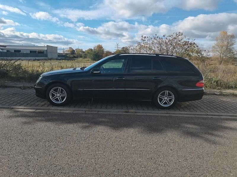 Schwarz Gebraucht 2009 Mercedes E220 Avantgarde Kombi | 6.800 € (Fairer Preis) - Bild 1/4