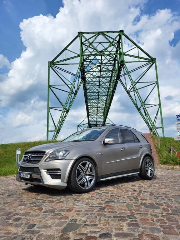 Braun Gebraucht 2009 Mercedes ML63 AMG AMG SUV | 18.900 € (Superpreis) - Bild 1/4