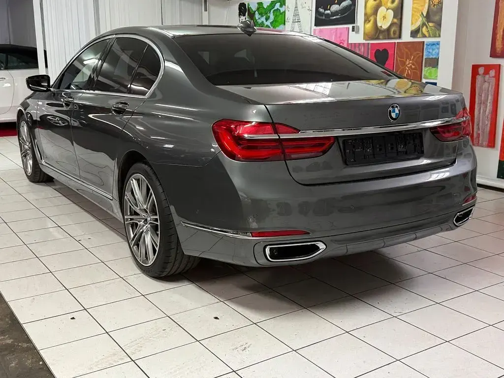 Gebraucht BMW 750 400 PS (294 kW) 2018 Grau Limousine