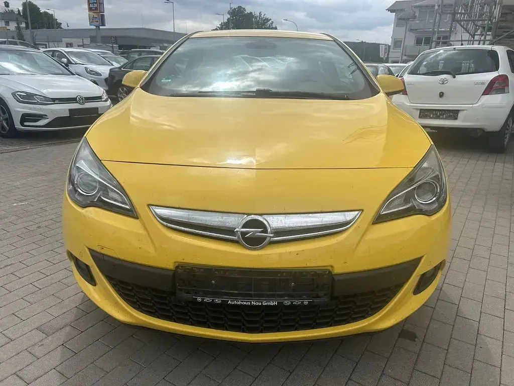 Gebraucht Opel Astra GTC Edition 179 PS (131 kW) 2012 Gelb Limousine