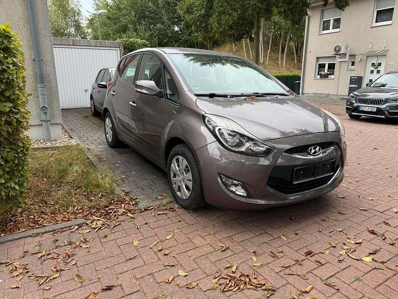 Braun Gebraucht 2013 Hyundai ix20 Edition Van / Kleinbus | 5.890 € (Guter Preis) - Bild 1/4