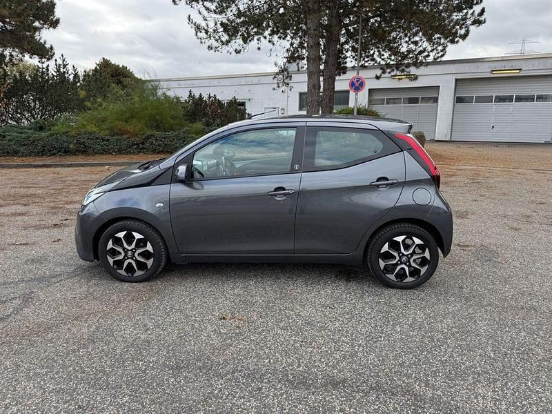Grau Gebraucht 2021 Toyota Aygo X-play Kleinwagen | 9.490 € (Guter Preis) - Bild 1/4