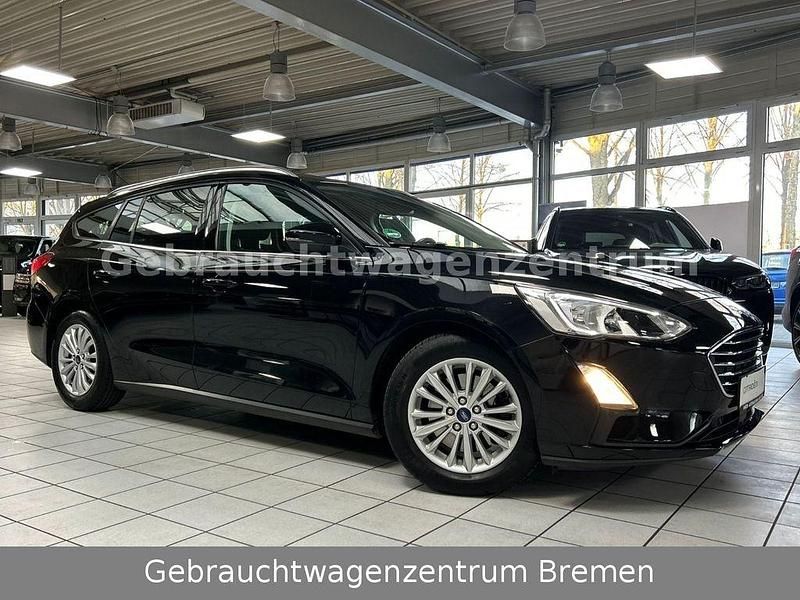 Schwarz Gebraucht 2019 Ford Focus Titanium Limousine | 9.990 € (Fairer Preis) - Bild 1/4