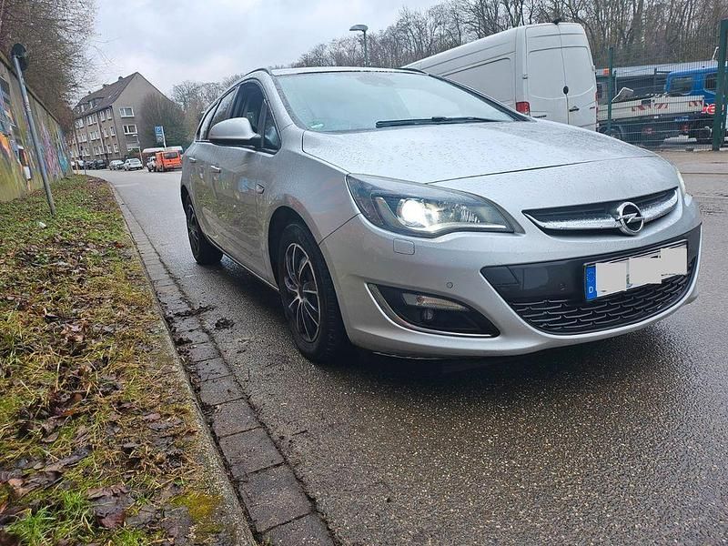 Gebraucht Opel Astra Edition 131 PS (96 kW) 2013 Silber Kombi