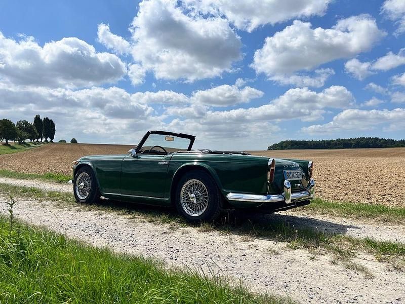 Grün Gebraucht 1967 Triumph TR4 Cabrio | 29.800 € - Bild 1/4