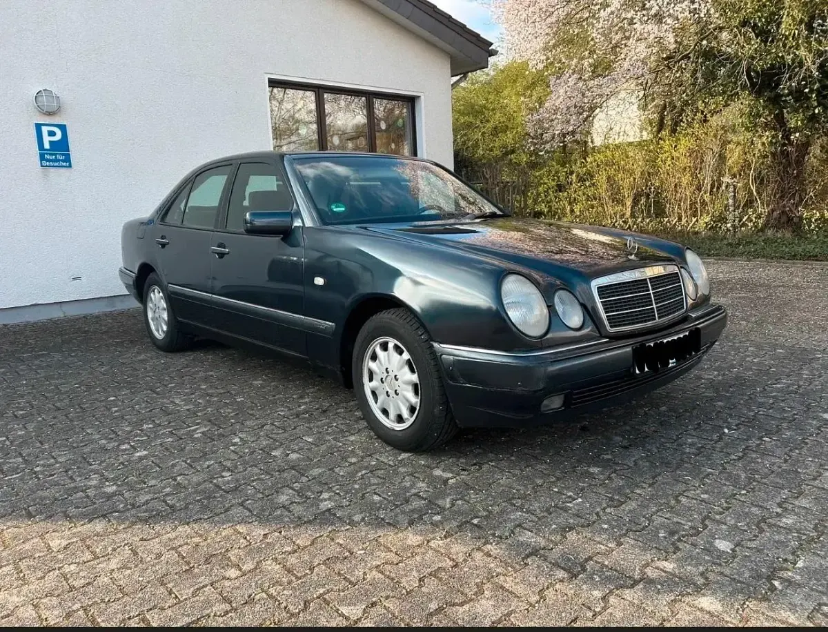 Gebraucht Mercedes E200 136 PS (100 kW) 1998 Schwarz Limousine