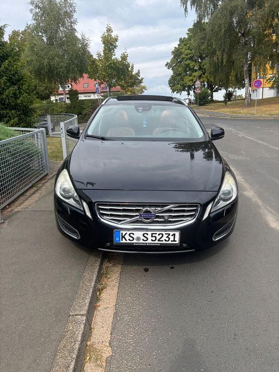 Schwarz Gebraucht 2011 Volvo V60 Summum Kombi | 8.900 € (Fairer Preis) - Bild 1/4