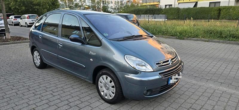 Grau Gebraucht 2007 Citroën Xsara Picasso Van / Kleinbus | 1.350 € (Fairer Preis) - Bild 1/4