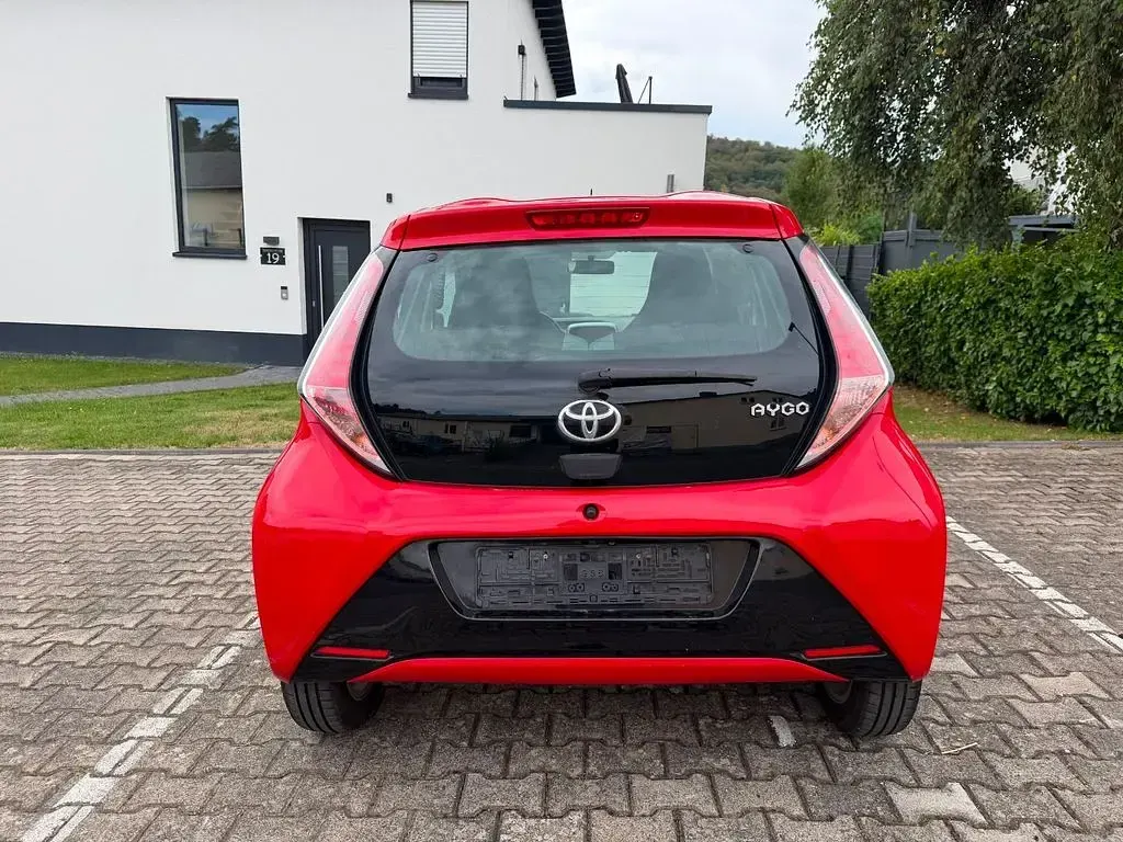 Gebraucht Toyota Aygo X-play 69 PS (50 kW) 2015 Rot Kleinwagen