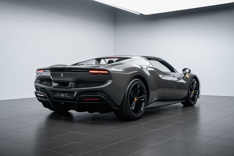 Nouă Ferrari 296 829 CP (609 kW) 2025 Gri Cabrio