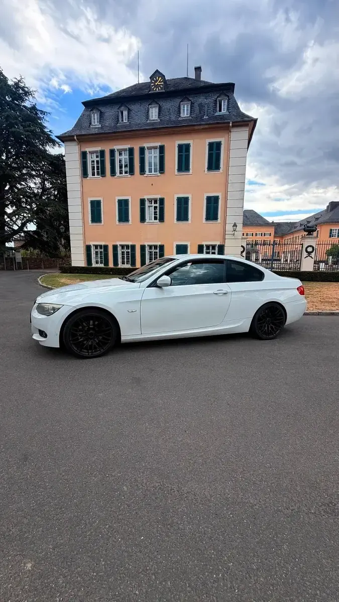 Gebraucht BMW 330 245 PS (180 kW) 2011 Weiß Coupé