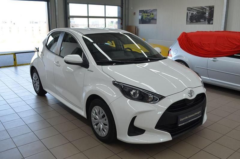 Gebraucht Toyota Yaris Basis 72 PS (52 kW) 2022 Schneeweiß Kleinwagen