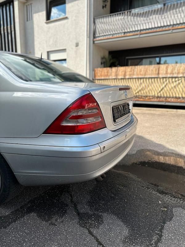 Silber Gebraucht 2001 Mercedes C220 Limousine | 1.200 € - Bild 1/4