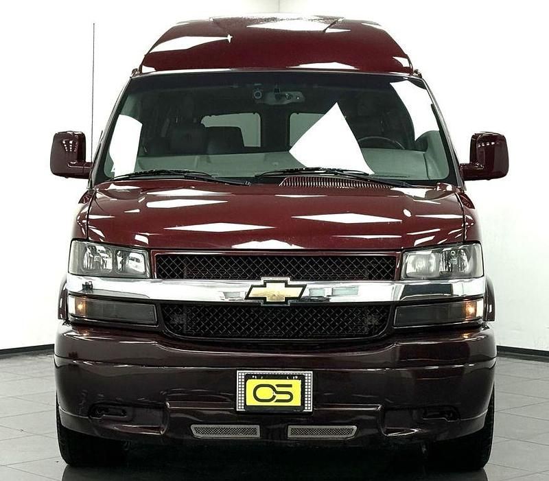 Second-hand Chevrolet Express 345 CP (253 kW) 2017 Roșu Monovolum