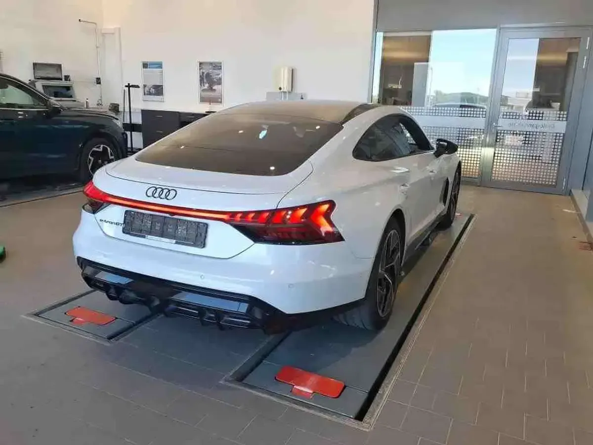 Gebraucht Audi e-tron GT quattro Premium 350 kW (476 PS) 2023 Grau Limousine