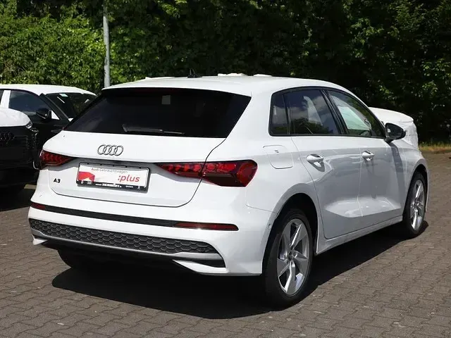 Gebraucht Audi A3 Sportback e-tron Advanced Plus 204 PS (150 kW) 2025 Gletscherweiß metallic Kleinwagen