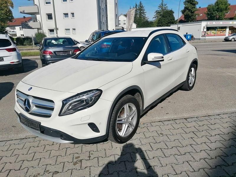 Weiß Gebraucht 2016 Mercedes GLA180 Style SUV | 13.950 € (Guter Preis) - Bild 1/4