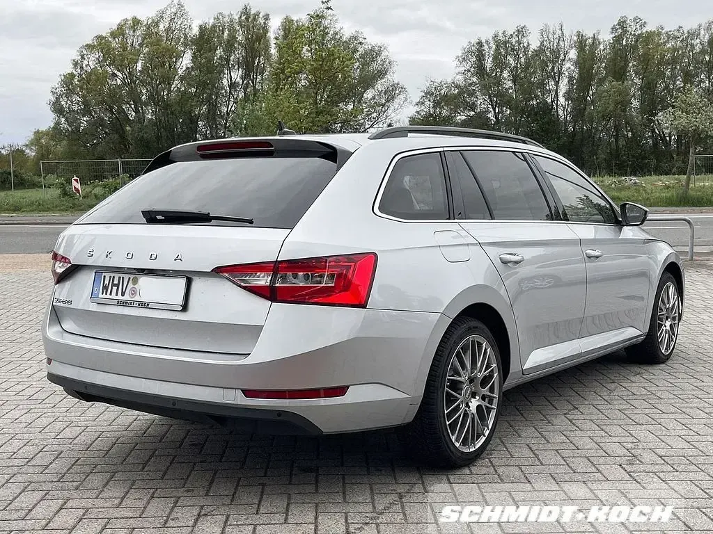 Gebraucht Skoda Superb Ambition 150 PS (110 kW) 2024 Brillantsilber metallic Kombi