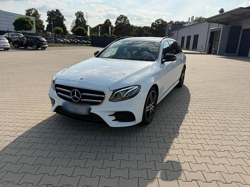 Weiß Gebraucht 2017 Mercedes E250 AMG line Kombi | 29.999 € - Bild 1/4