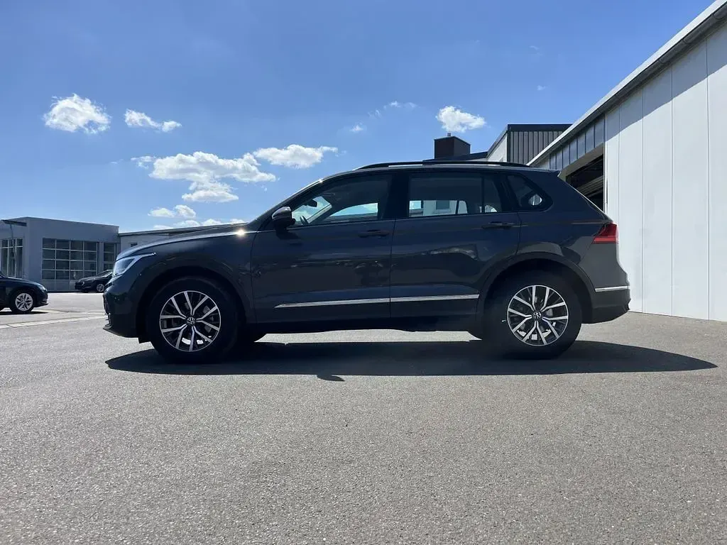 Gebraucht VW Tiguan Life 150 PS (110 kW) 2023 Delfingrau SUV
