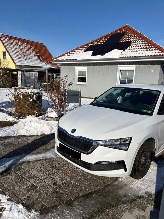 Gebraucht Skoda Scala Ambition 150 PS (110 kW) 2019 Weiß Kleinwagen
