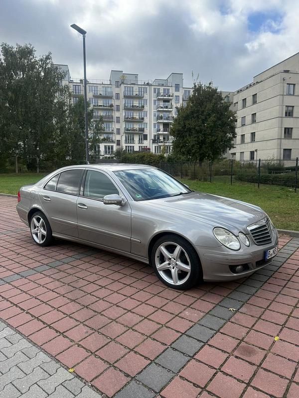 Grau Gebraucht 2006 Mercedes E200 Limousine | 4.200 € - Bild 1/4
