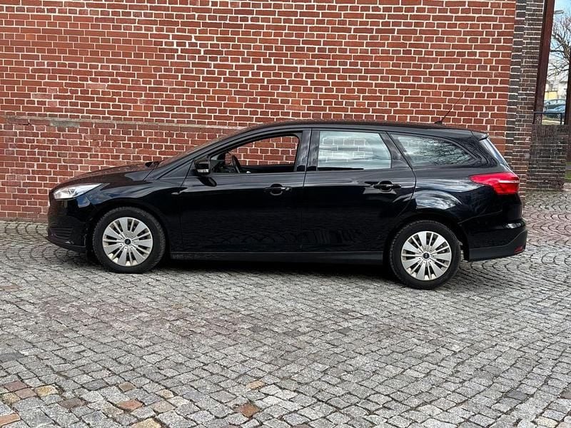 Usata Ford Focus Ambiente 101 CV (74 kW) 2017 Nero Berlina
