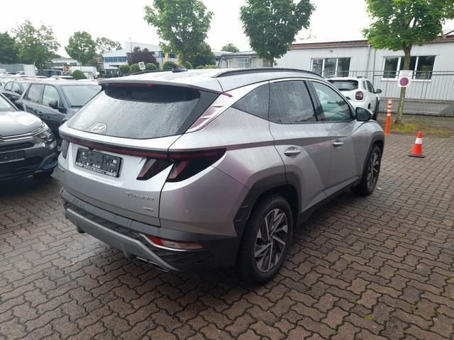 Shimmering silver metallic shimmering silver metallic Gebraucht 2023 Hyundai Tucson Trend SUV | 31.135 € (Guter Preis) - Bild 1/4